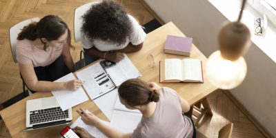 des-etudiantes-qui-etudient-ensemble